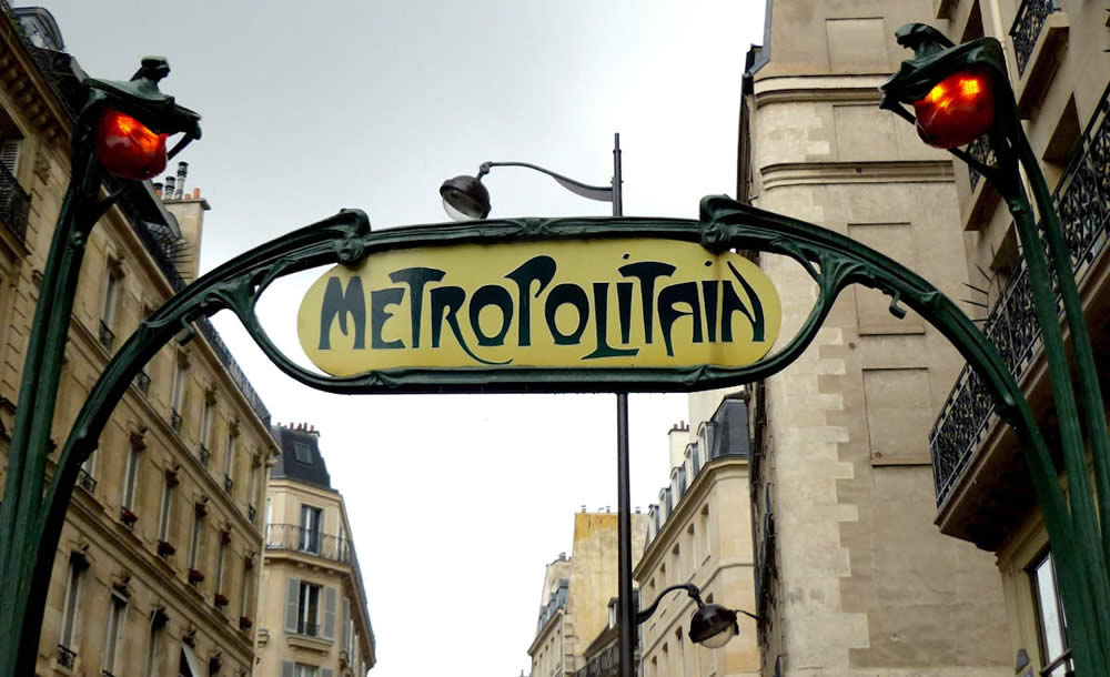 Tipografia estilo Art Noveau, utilizada nas estações de metrô de Paris